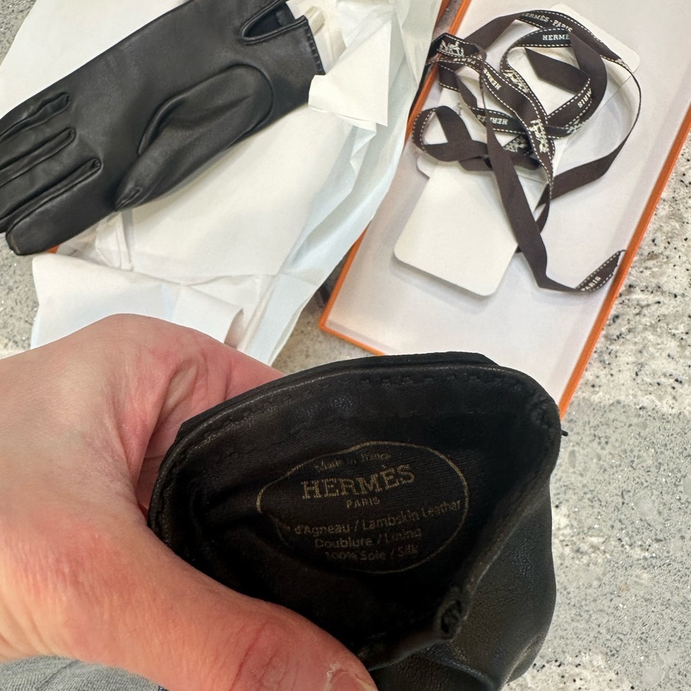 Hermes Soya Gloves in black with gold hardware size 70 - Picture 9 of 10